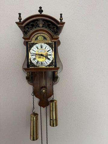 Antieke Wandklok met Slinger beschikbaar voor biedingen