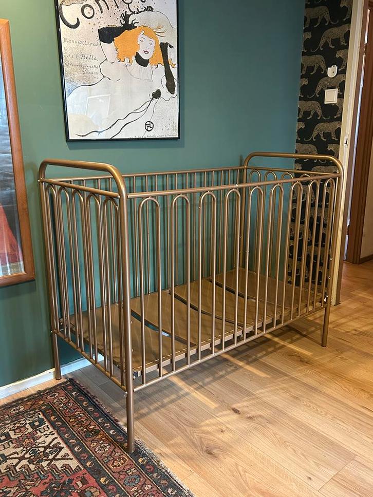 Goudkleurig aluminium ledikant, Kinderen en Baby's, Babywiegjes en Ledikanten, Gebruikt, Ledikant, Ophalen of Verzenden