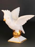 BAVARIA Porseleinen beeldje van Kakatoe op Gouden Bal, Antiek en Kunst, Ophalen of Verzenden