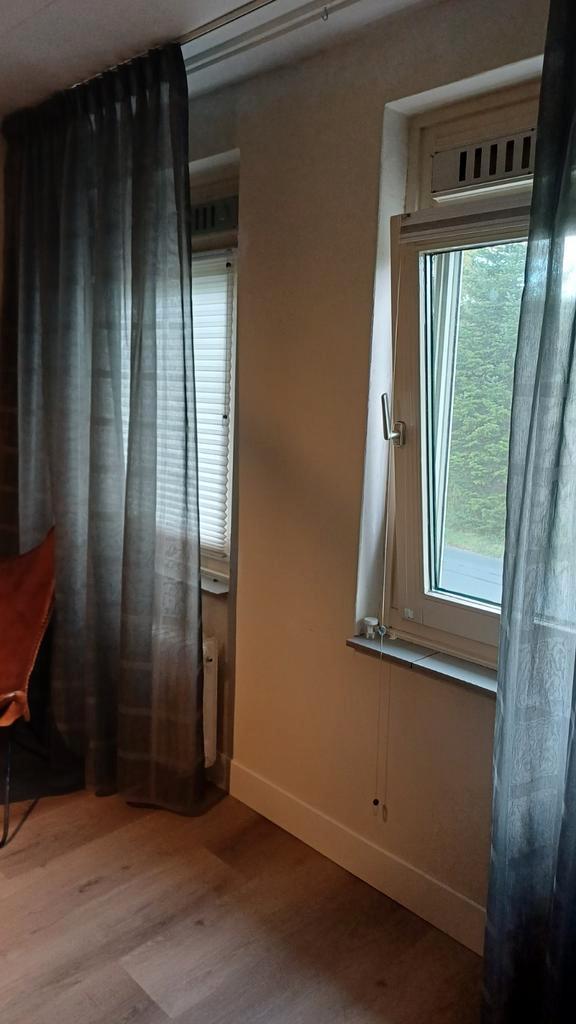 Grijze Inbetween Gordijnen, Huis en Inrichting, Stoffering | Gordijnen en Lamellen, Zo goed als nieuw, 200 cm of meer, 150 tot 200 cm