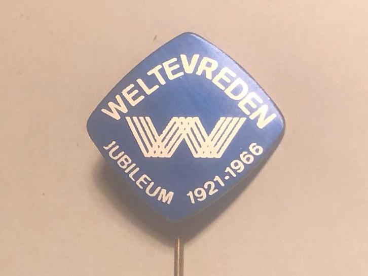Metalen WW WELTEVREDEN JUBILEUM 1921 - 1966 Speld (Blauw)., Verzamelen, Speldjes, Pins en Buttons, Zo goed als nieuw, Speldje of Pin