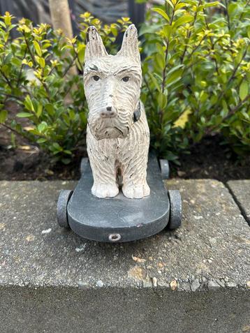 Westie hond op plankje met wieltjes beschikbaar voor biedingen