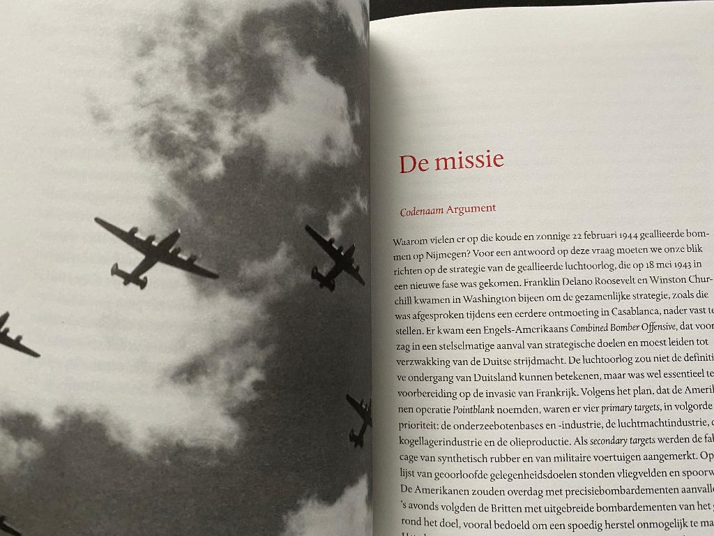 Nijmegen ’44, verwoesting, verdriet en verwerking, Verzamelen, Militaria | Tweede Wereldoorlog, Ophalen of Verzenden, Overige soorten