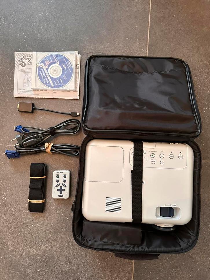 Beamer nec vt46 incl afstandsbediening, tas en snoeren, Audio, Tv en Foto, Beamers, Zo goed als nieuw, Ophalen of Verzenden