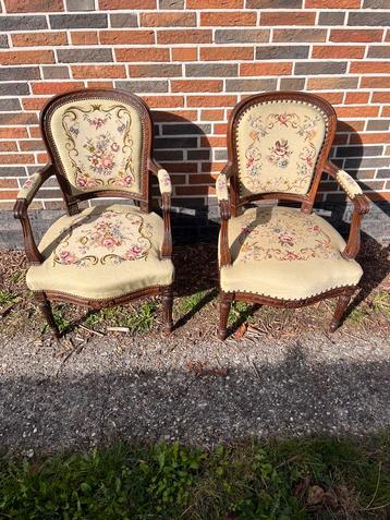 Twee antieke stoelen. beschikbaar voor biedingen