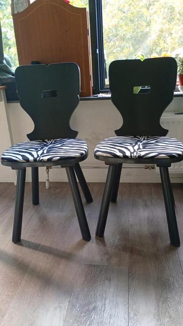 Zwarte houten stoelen met zebraprint beschikbaar voor biedingen