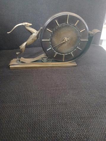 Art Deco Tafelklok met Gazelle beschikbaar voor biedingen