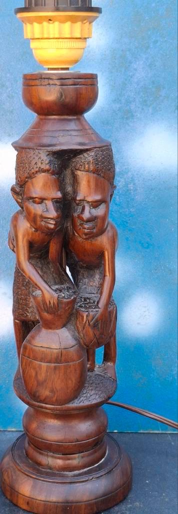 Tafellampvoet. Houtsnijwerk. Afrika.  35 cm. beschikbaar voor biedingen