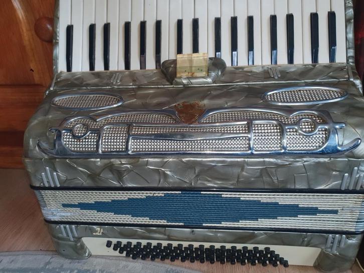 Twee accordeons, Firotti en onbekende, Muziek en Instrumenten, Accordeons, Gebruikt, Toetsaccordeon, Overige formaten, Overige merken