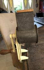 Nootmuskaat molen  om op een plank of tafel te klemmen, Antiek en Kunst, Ophalen of Verzenden