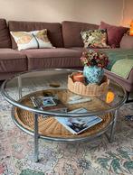 Vintage ronde salontafel met rotan lectuurmand., Huis en Inrichting, Tafels | Salontafels, Ophalen, Gebruikt, 50 tot 100 cm, Rond