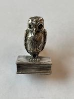 Zilveren miniatuur uil met boek., Antiek en Kunst, Verzenden, Zilver
