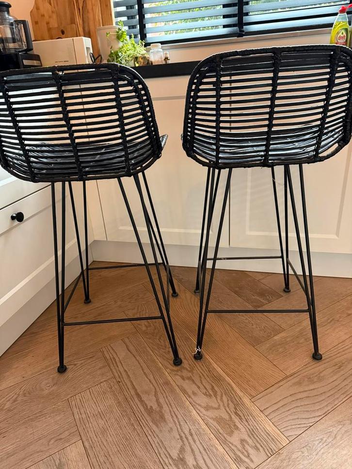 2 stuks HK Living Zwarte Rotan Barkruk, Huis en Inrichting, Barkrukken, Zo goed als nieuw, 60 tot 90 cm, Riet, 1 kruk, Met voetsteun