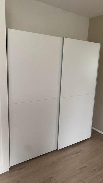 Een kleding kast met schuifdeuren 