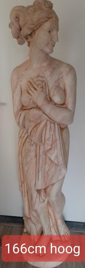 Kunstof vrouwenbeeld 166cm hoog beschikbaar voor biedingen