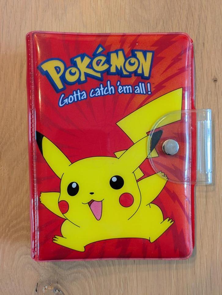 Pokémon ringmapje pikachu (jaren '90), Hobby en Vrije tijd, Verzamelkaartspellen | Pokémon, Gebruikt, Overige typen, Ophalen of Verzenden