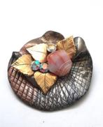 Mooie broche met gouden blaadjes, aurora borealis strass en, Ophalen, Zo goed als nieuw, Goud, Overige materialen