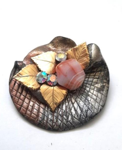 Mooie broche met gouden blaadjes, aurora borealis strass en, Sieraden, Tassen en Uiterlijk, Broches, Zo goed als nieuw, Overige materialen
