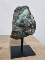 Smaragd in matrix op stalen standaard, Ophalen of Verzenden, Mineraal
