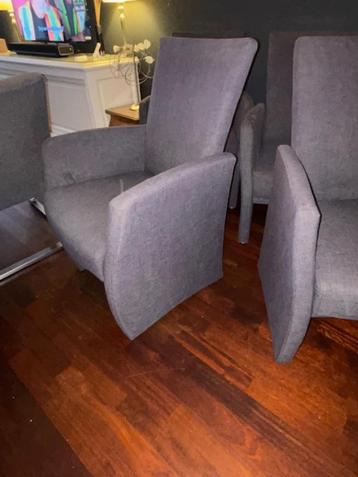 Grijze eetkamerstoelen beschikbaar voor biedingen