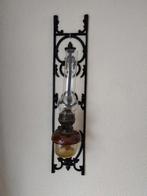 Antieke olielamp aan smeedijzeren wandrek, Ophalen