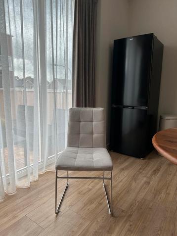 4 comfortabele beige chromelook japandi eetkamerstoelen beschikbaar voor biedingen