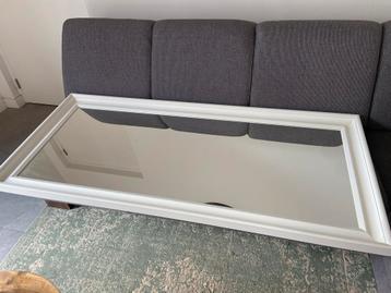 Grote witte spiegel beschikbaar voor biedingen