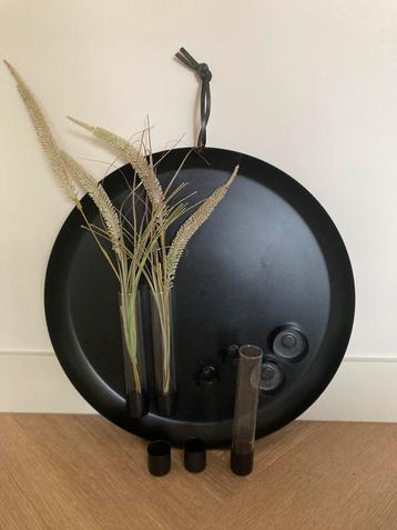 Rond zwart dienblad voor aan de wand of op tafel beschikbaar voor biedingen