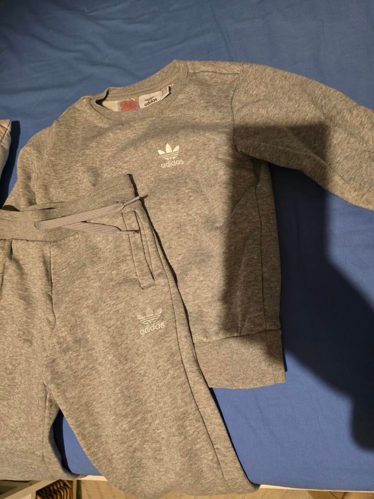 Adidas joggingpak grijs, Kinderen en Baby's, Kinderkleding | Maat 110, Ophalen of Verzenden, Jongen of Meisje
