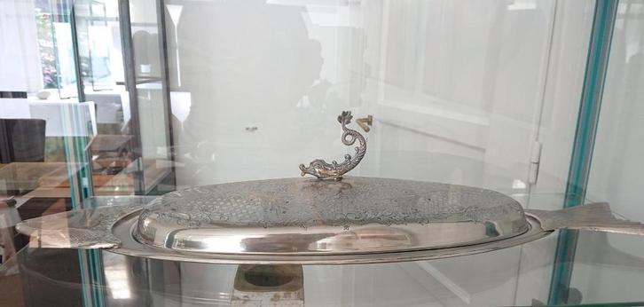 Grote en zeer mooi bewerkte verzilverde visschaal met deksel, Antiek en Kunst, Antiek | Goud en Zilver, Zilver, Ophalen