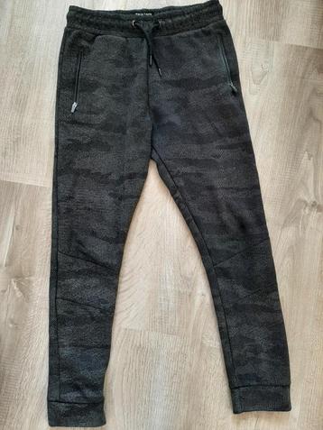 Prachtige mooie Jongens zwarte broek geruit (maat 152) beschikbaar voor biedingen