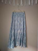 Mooie lange rok, wit met blauw Weinig gedragen, maat S, Kleding | Dames, Rokken, Ophalen of Verzenden, Zo goed als nieuw, Wit