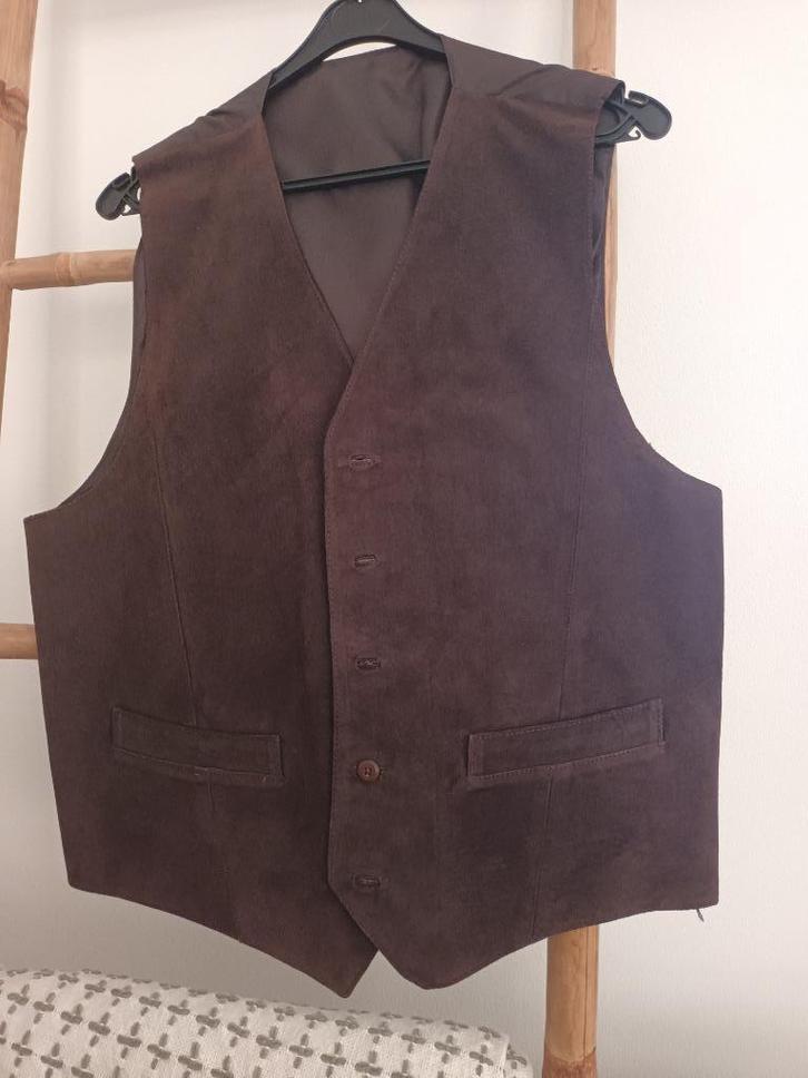 Bruine suède leren gilet bruin maat 54 56 echt leer leder, Kleding | Heren, Kostuums en Colberts, Zo goed als nieuw, Maat 52/54 (L)