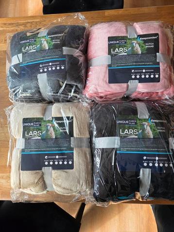 Gevoerde fleece dekens beschikbaar voor biedingen