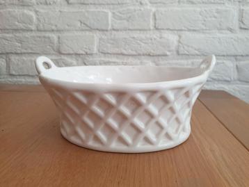 (T) Wit keramiek mandje van Outeiro Agueda. 21x15,5x7,5 cm. beschikbaar voor biedingen