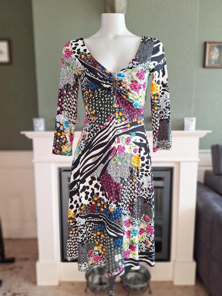 Sandro Ferrone jurk mooie kleuren borst detail IT 46 NL 40, Kleding | Dames, Jurken, Zo goed als nieuw, Maat 38/40 (M), Roze, Knielengte