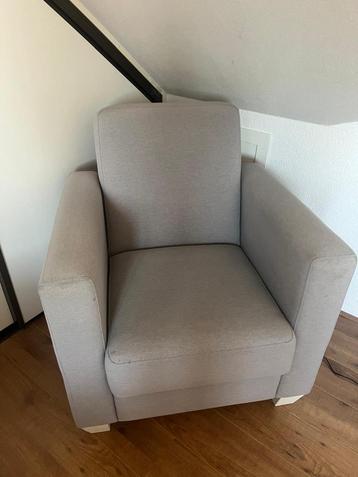 Lichtblauwe fauteuil beschikbaar voor biedingen