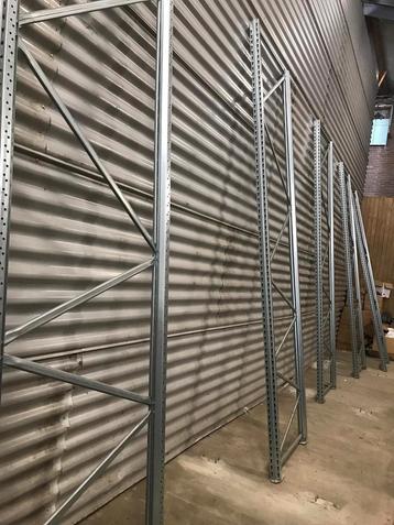 6 Stuks Gegalvaniseerde Stellingen (3x2,7x1,1m) beschikbaar voor biedingen