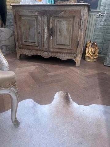 18e eeuwse Franse Commode met Patina beschikbaar voor biedingen