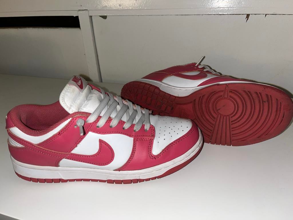 Nike Dunk Low - Roze/Wit, Overige kleuren, Ophalen of Verzenden, Sneakers of Gympen, Gedragen