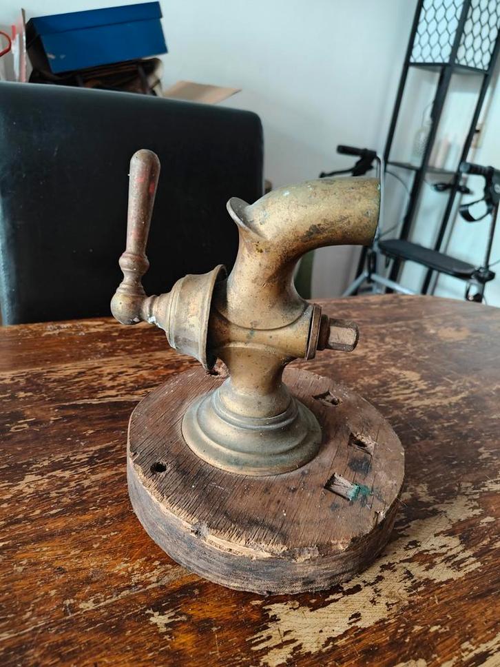 Oude Messing Kraan op Houten Voet, Antiek en Kunst, Antiek | Overige Antiek, Ophalen of Verzenden