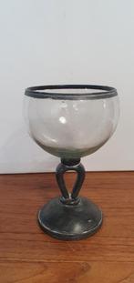 Handgeblazen glas op resin voet., Antiek en Kunst, Antiek | Glas en Kristal, Ophalen of Verzenden