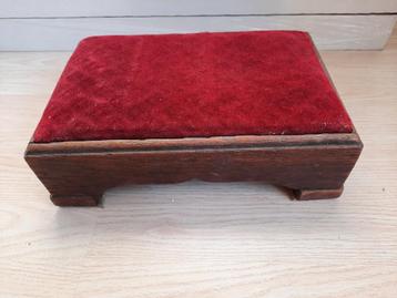 Voetenbankje - eiken met rood velours bekleding beschikbaar voor biedingen