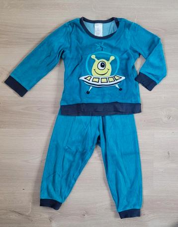 Lekker warme winter pyjama met alien - maat 98 / 104 beschikbaar voor biedingen