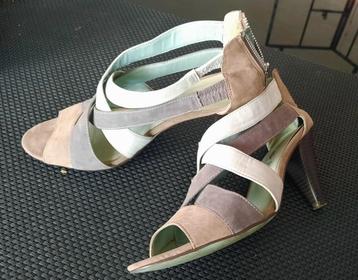 Mooie veelkleurige sandalen met hoge hak beschikbaar voor biedingen