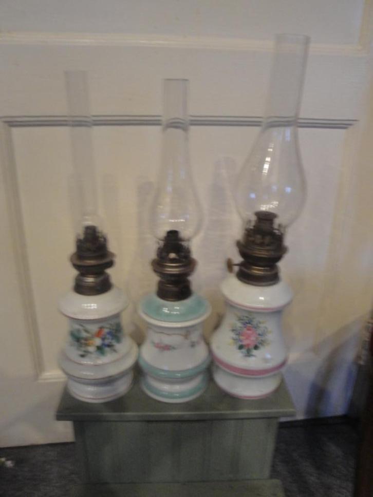 3 engelse olielampen met porcelijnen voet, Antiek en Kunst, Curiosa en Brocante, Ophalen of Verzenden
