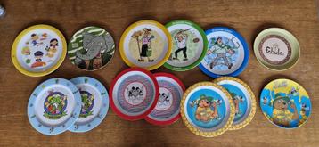 Plastic bordjes. beschikbaar voor biedingen