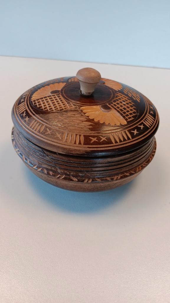 Rond houten besneden schaaltje met deksel., Huis en Inrichting, Woonaccessoires | Schalen en Manden, Gebruikt, Schaal, Rond, Hout