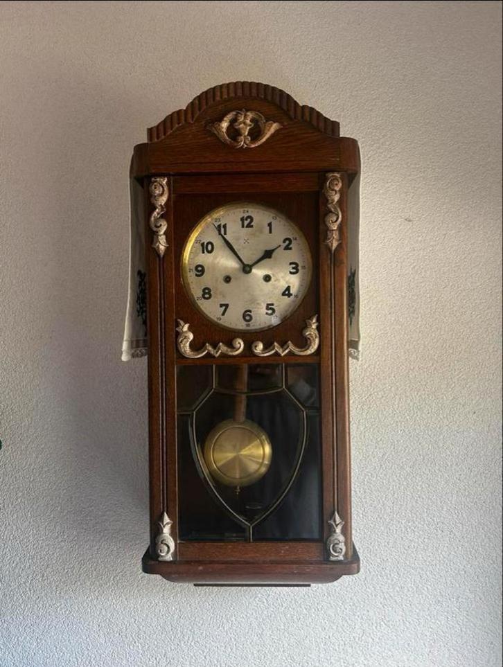 Antieke Bruine Wandklok met Slinger, Antiek en Kunst, Antiek | Klokken, Ophalen