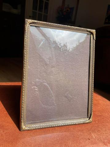 Vintage goudkleurige fotolijst met bol glas beschikbaar voor biedingen